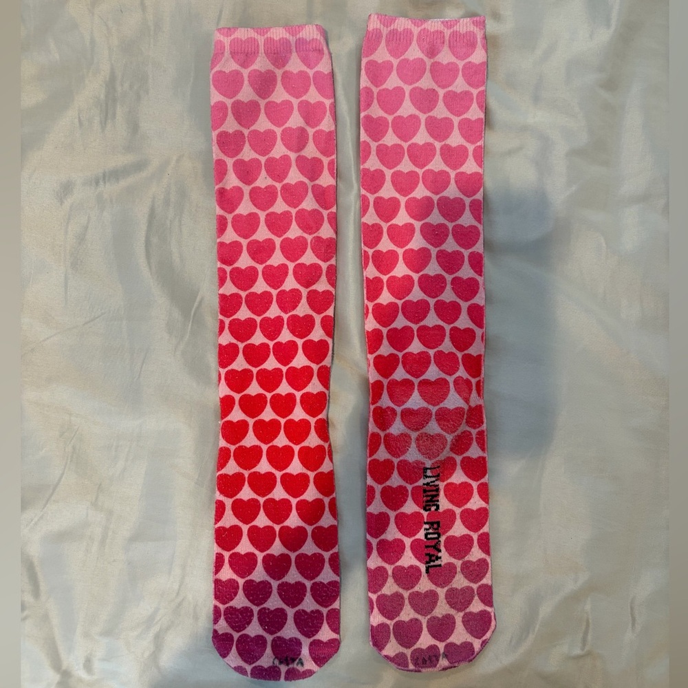 Heart Gradient Knee-High Socks in Pink and Red